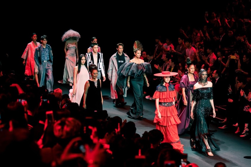 See the impressive stages of the elle fashion show through the stages