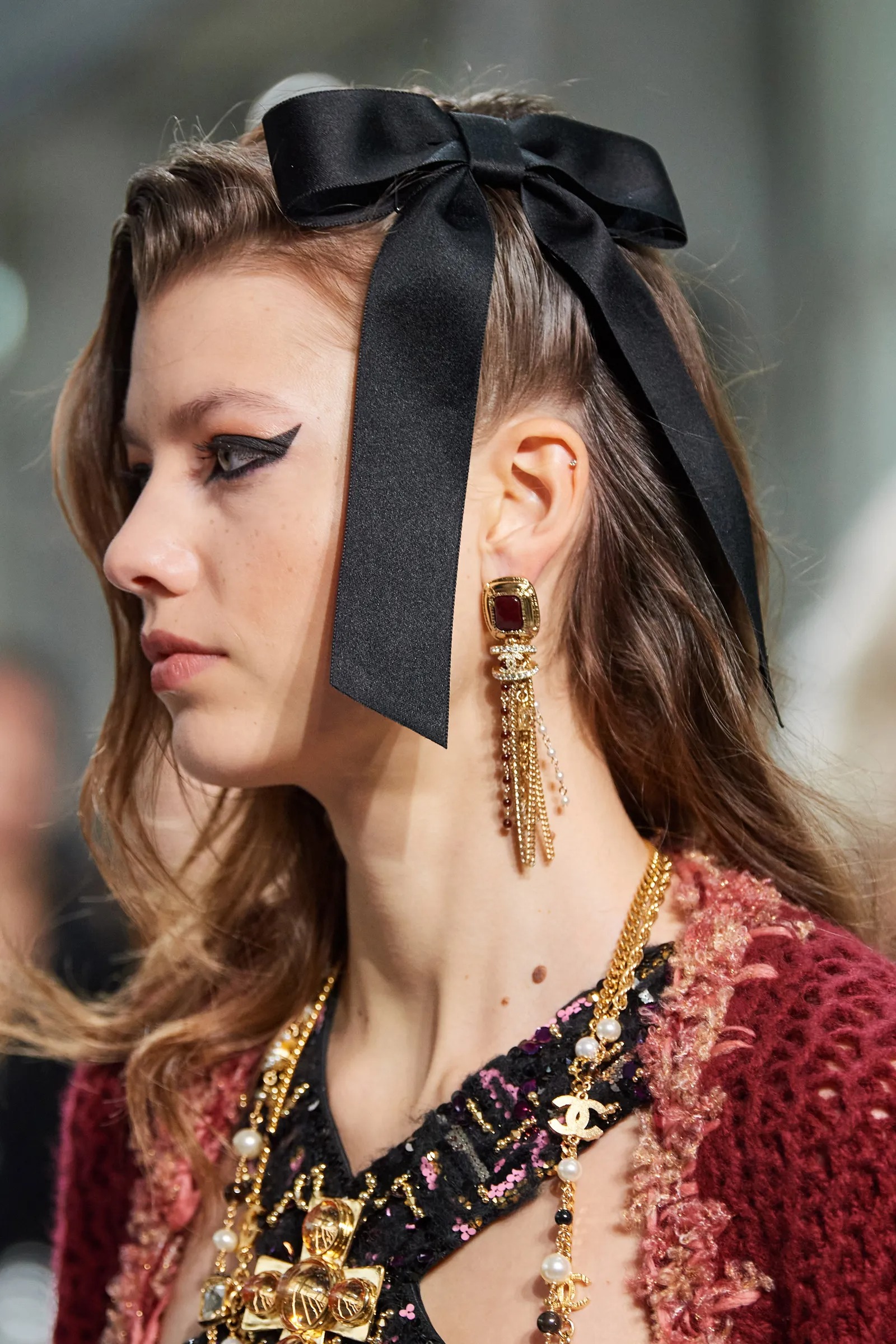 4 impressive variations of hairpins to rule the accessory trend of 2023