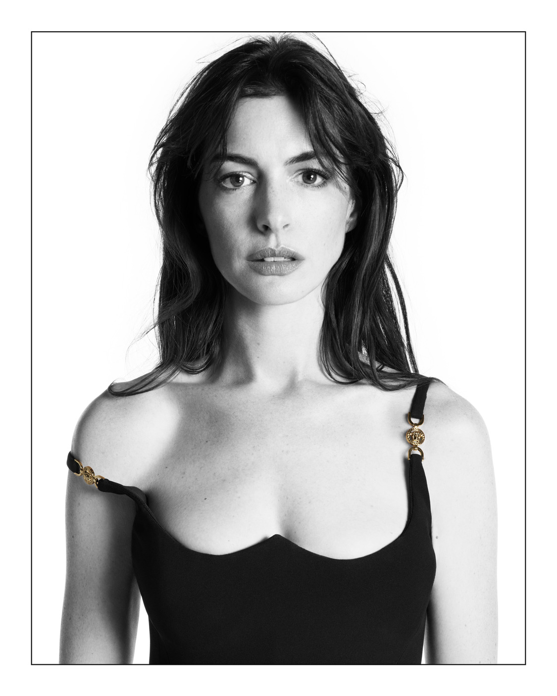 Anne Hathaway turns "black swan" in Versace's latest collection – Versace icons