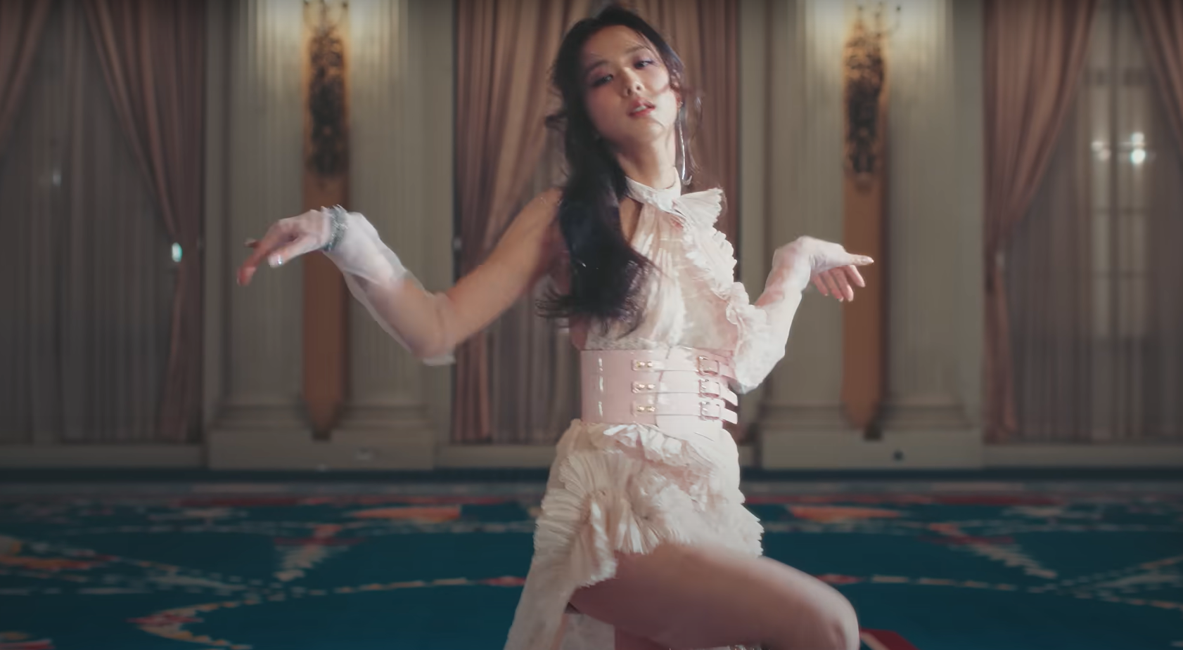 Uncovering the price of Jisoo's expensive outfits in the mv "flower"