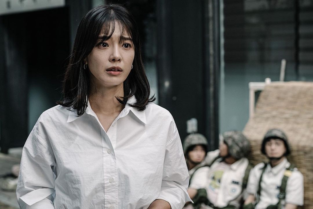 What will the beauties in "duty after school" wear outside the front line?